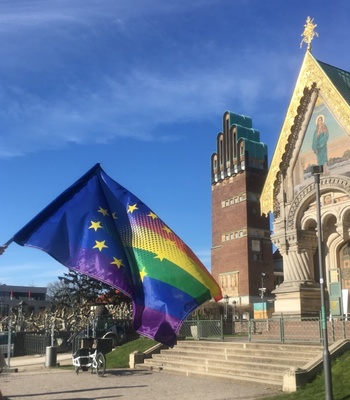 Pride Flagge vor Hochzeitsturm in Darmstadt